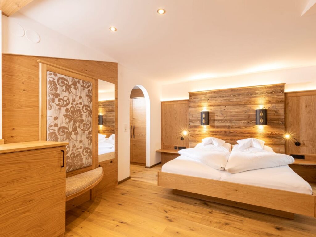 Zimmer mit hellem Holz im Auenhotel