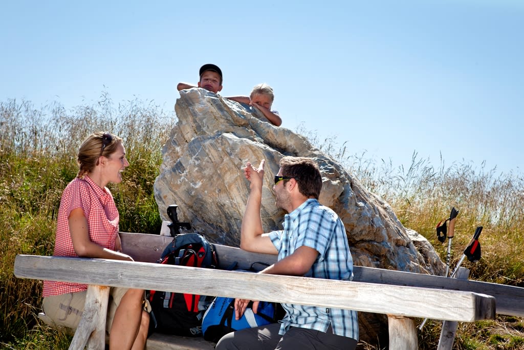Familie bei einer Wanderpause in den Tuxer Bergen